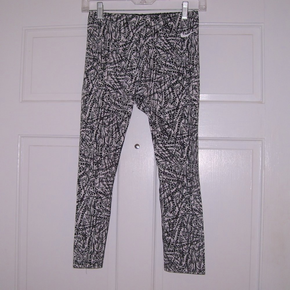 NIKE Abstract Black & White Print Cropped LEGGINGS *Cotton Spandex*